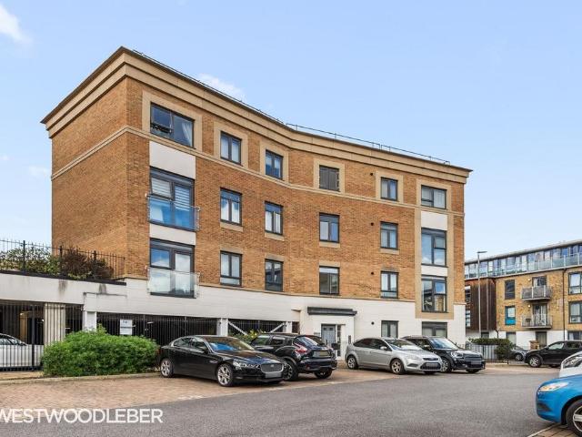 Flat for sale in Hertford, Colliers End