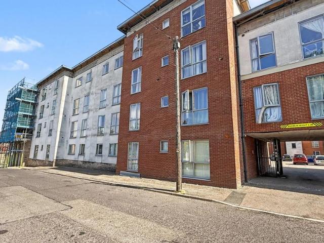 Flat for sale in Potters Corner, East Midlands