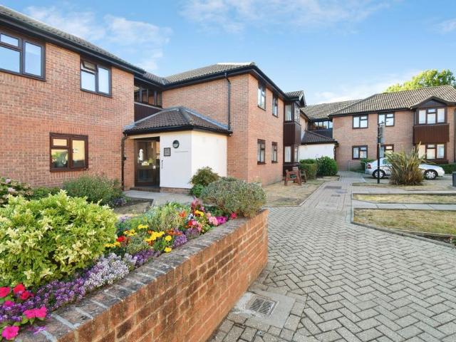 Flat for sale in Blackfen, Greater London