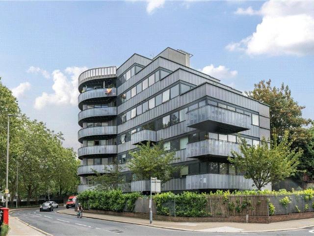 Flat for sale in Clapham Junction, Greater London