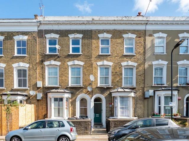 Flat for sale in Stoke Newington, Greater London