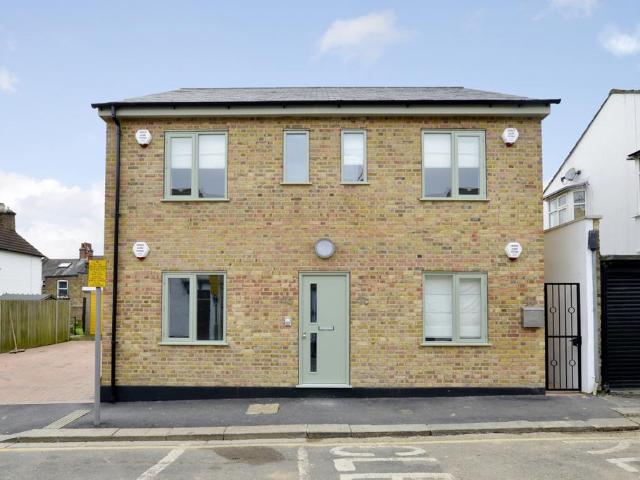 Flat for sale in Watford Heath, North Watford