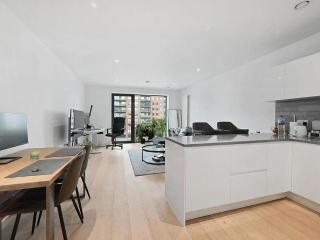 Flat for sale in Silvertown, Greater London