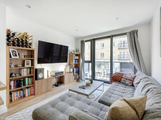 Flat for sale in Mile End, Greater London