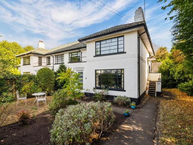 Flat for sale in Sunningdale, Windsor and Maidenhead