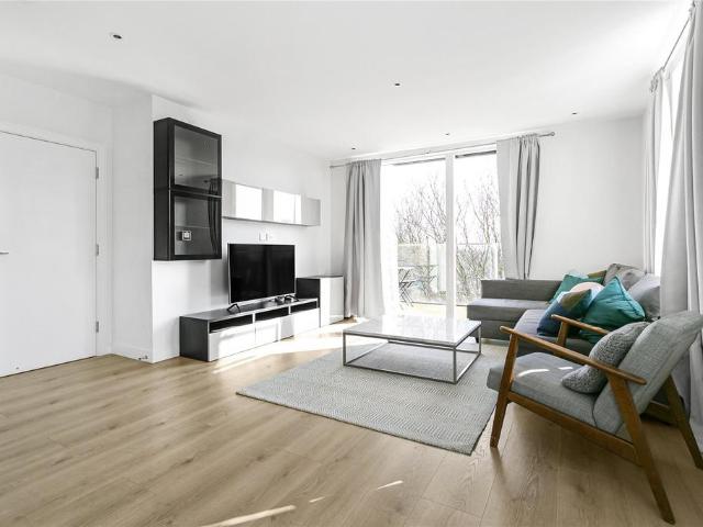 Flat for sale in London Borough of Hounslow, Greater London