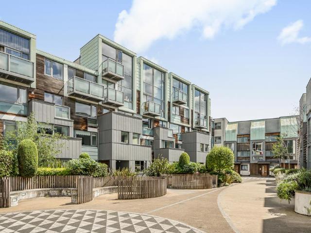 Flat for sale in Highbury, Greater London