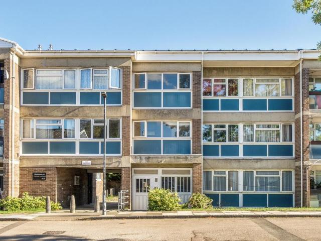 Flat for sale in Royal Borough of Greenwich, Greater London
