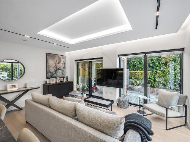 Flat for sale in Brondesbury, Greater London