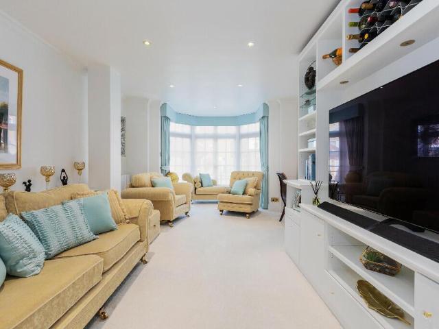 Flat for sale in Eton