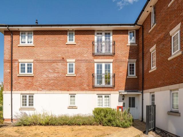 Flat for sale in Emmbrook, Wokingham