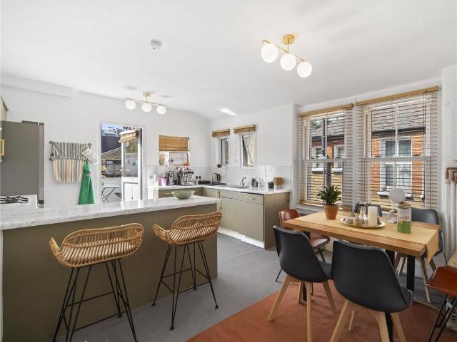 Flat for sale in Upper Tooting, Greater London