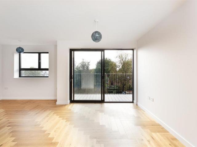 Flat for sale in London Borough of Ealing, Greater London