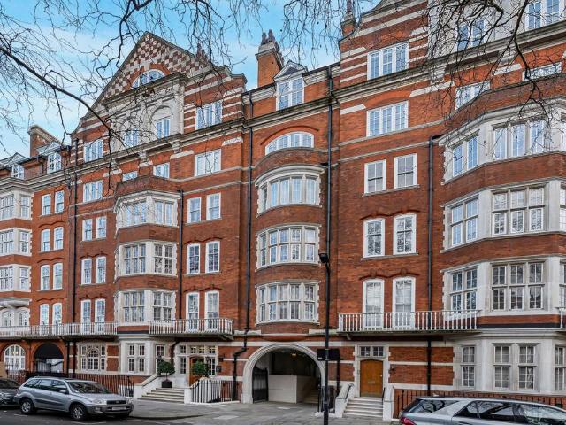 Flat for sale in Saint Giles, Bloomsbury