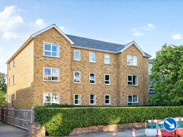 Flat for sale in London Borough of Lewisham, Forest Hill