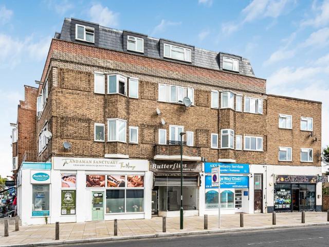 Flat for sale in Whitton, Greater London