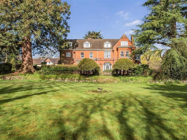 Flat for sale in Fole, Surrey