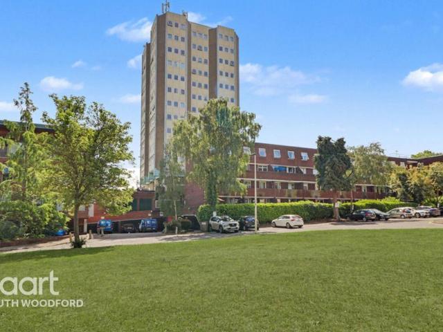Flat for sale in Woodford, Greater London