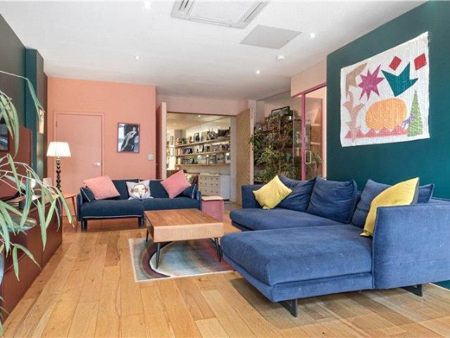 Flat for sale in Elephant and Castle, Greater London