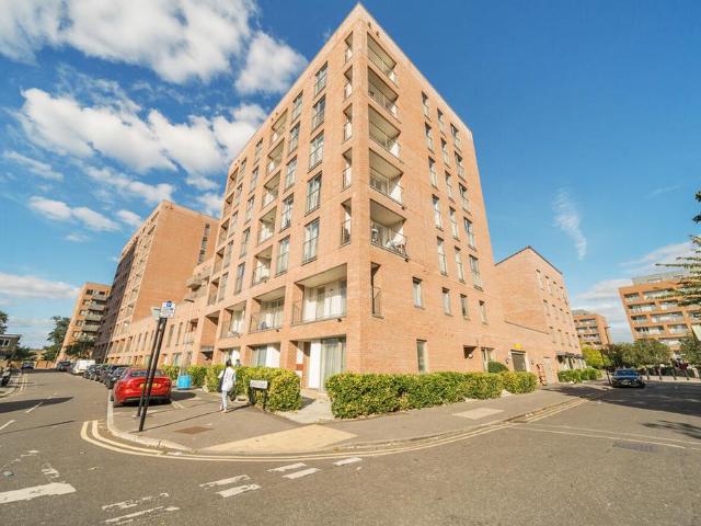 Flat for sale in Canning Town, Greater London