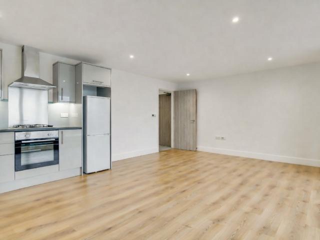 Flat for sale in London Borough of Croydon, Selhurst