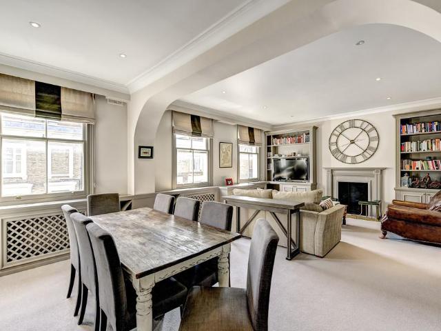 Flat for sale in Earl's Court, Greater London