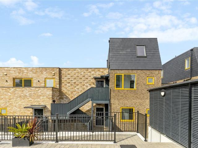 Flat for sale in Summerstown, Greater London
