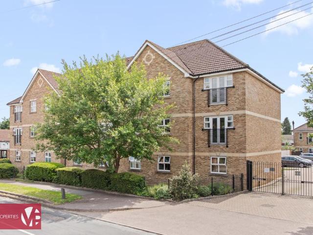 Flat for sale in Broxbourne, Hertfordshire