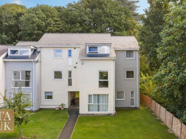 Flat for sale in Y Felinheli