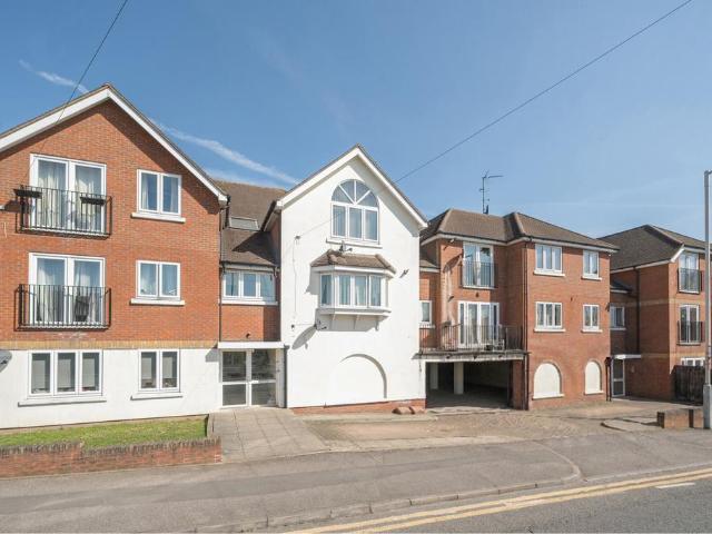 Flat for sale in Northwood, Greater London