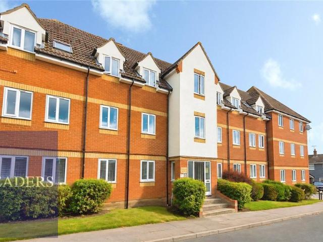 Flat for sale in Chipping Hill, Essex