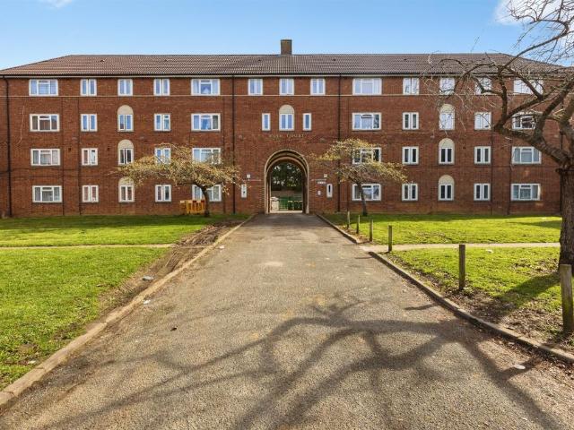 Flat for sale in Prestbury, Golden Valley
