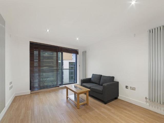 Flat for sale in Isle Of Dogs, Greater London