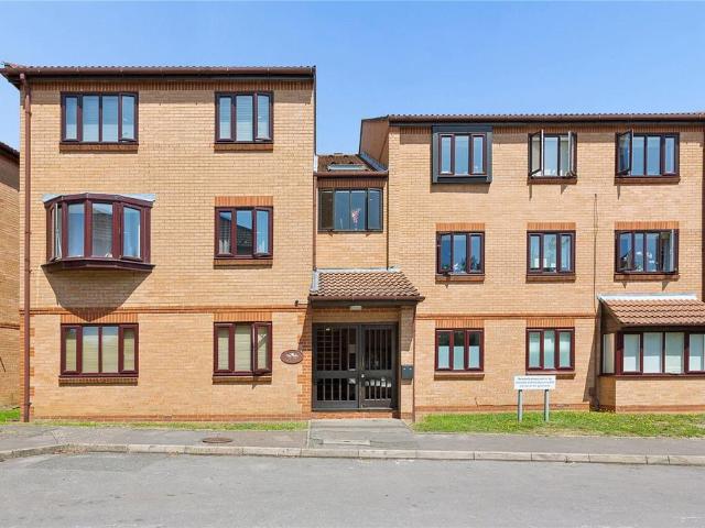 Flat for sale in Gidea Park, Greater London