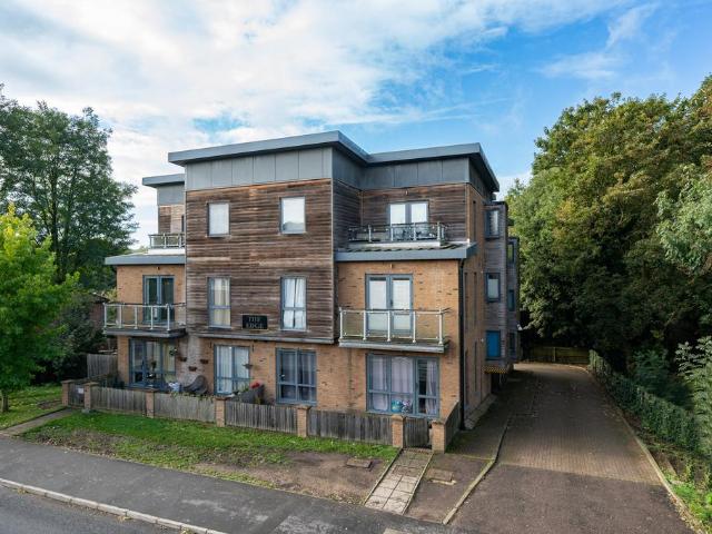 Flat for sale in Two Waters, Pouchen End