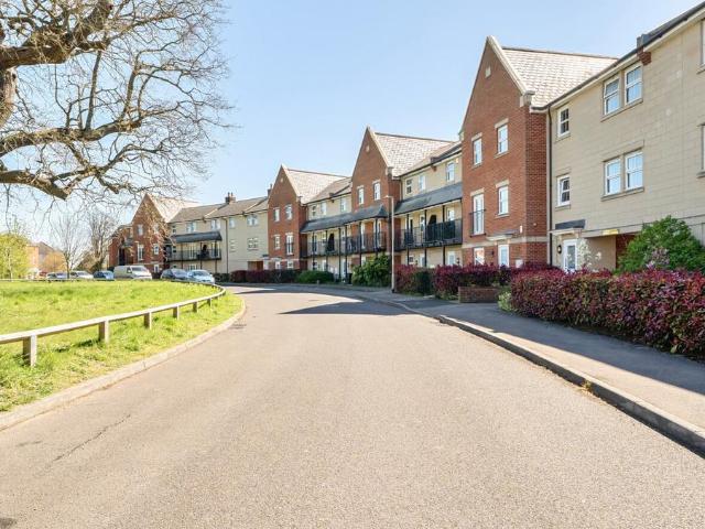 Flat for sale in Shinfield