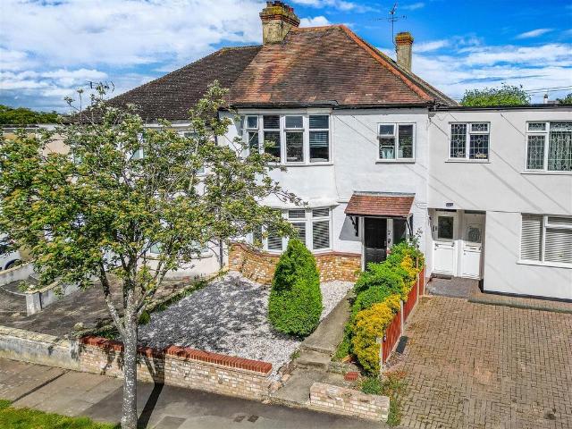 Flat for sale in Alton Barnes, Essex