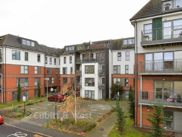 Flat for sale in Hackbridge, Greater London