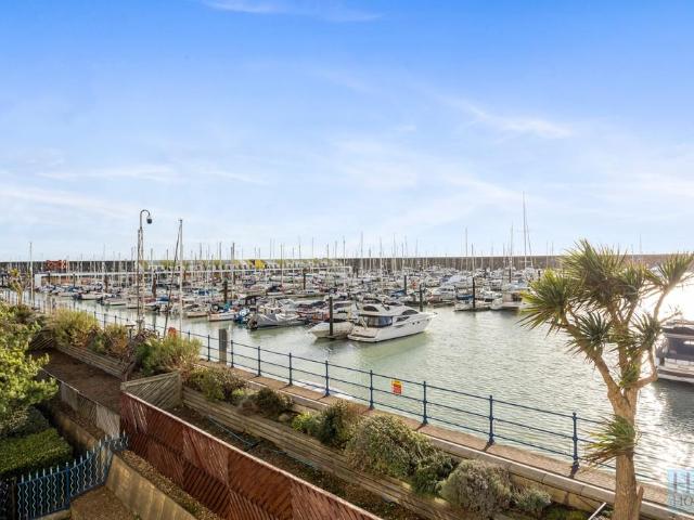 Flat for sale in Roedean