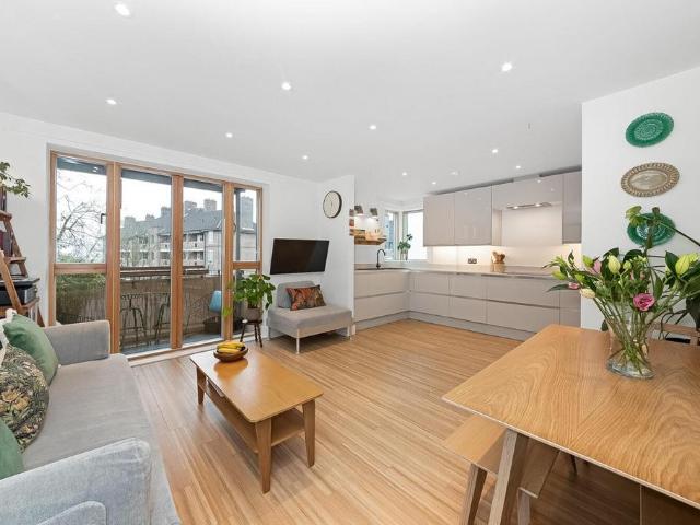 Flat for sale in East Dulwich, Greater London