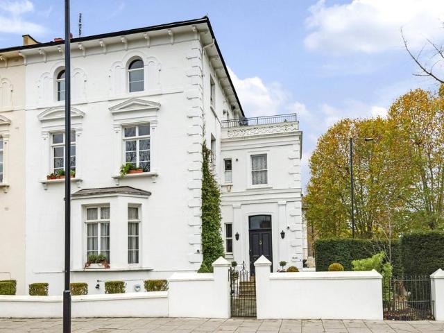 Flat for sale in Maida Vale, Greater London