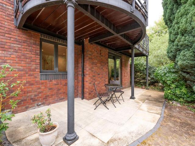 Flat for sale in Runnymede, Surrey