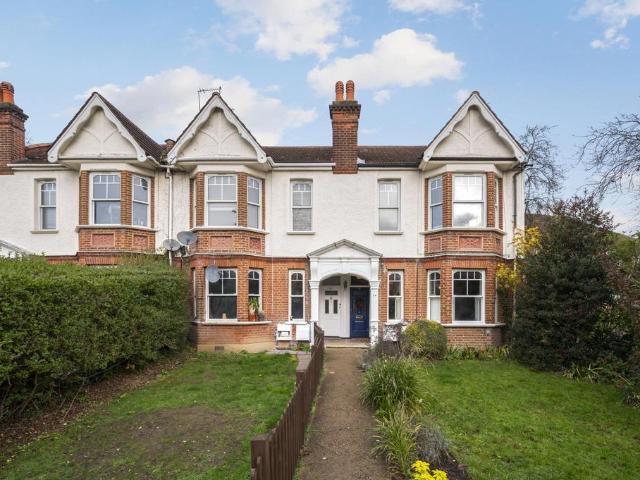 Flat for sale in London Borough of Merton, Raynes Park