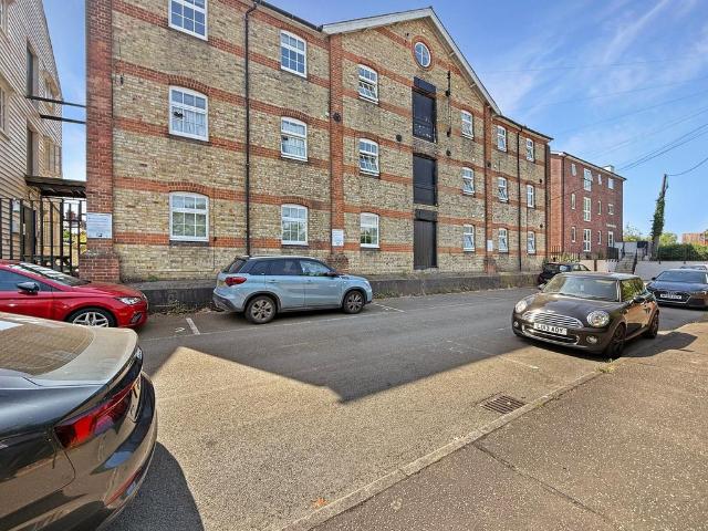Flat for sale in Chipping Hill, Essex