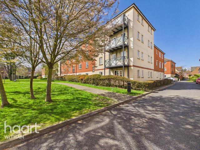 Flat for sale in Chipping Hill, Essex