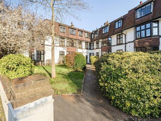 Flat for sale in Surbiton, Greater London
