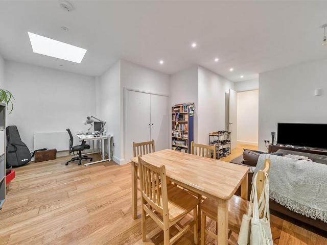 Flat for sale in Holloway, Greater London