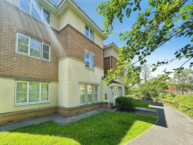 Flat for sale in Outwood Gate, Bury