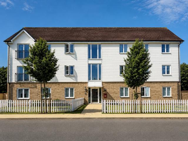 Flat for sale in Chipping Hill, Essex