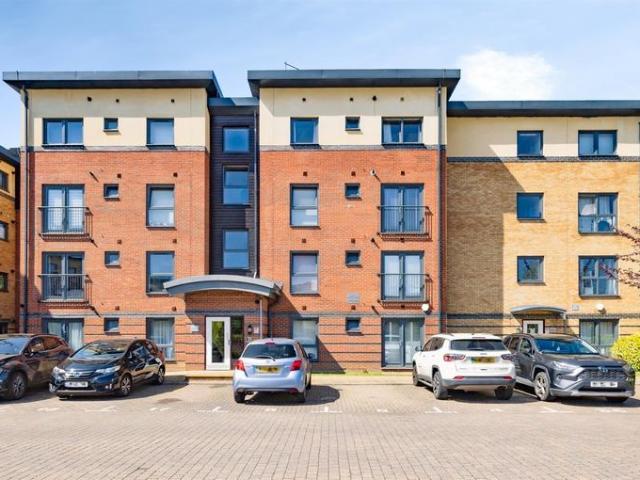 Flat for sale in Holywell Estate, North Watford